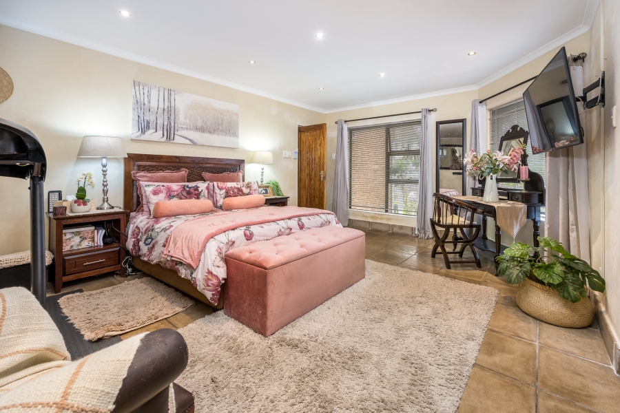 6 Bedroom Property for Sale in Brackenfell South Western Cape